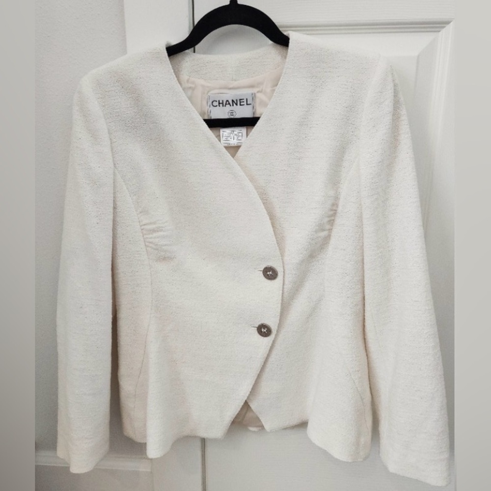 CHANEL Ivory Boucle A symmetrical jacket size 42